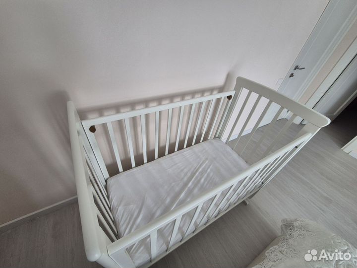 Кроватка для новорожденных с маятником