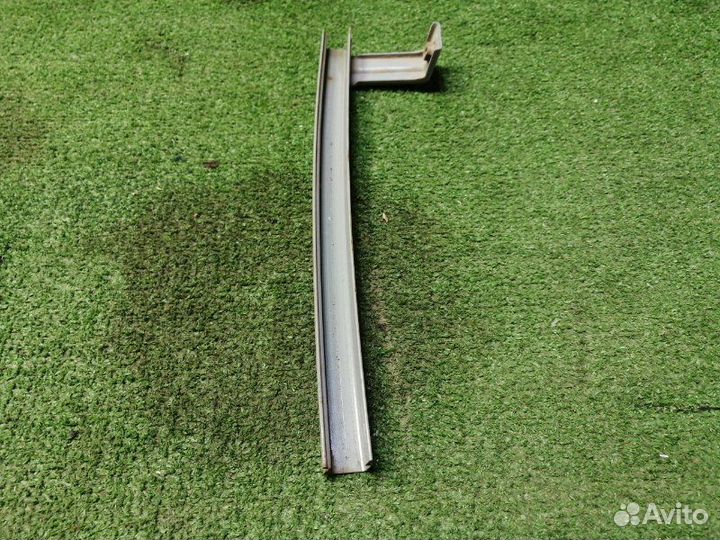 Направляющая стекла передняя левая Subaru Impreza