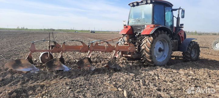 Вспашка земли трактором культивация