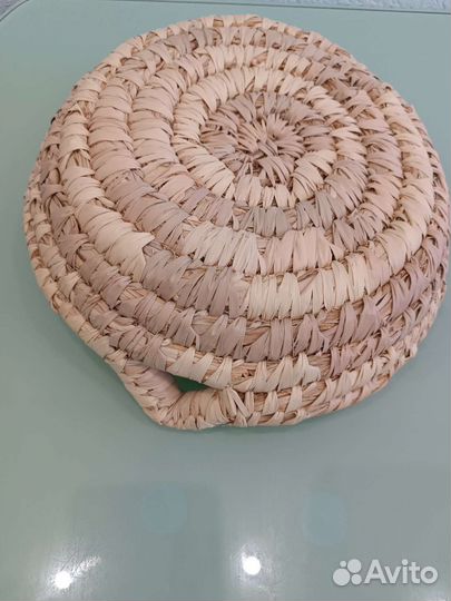 Плетёное блюдо из пальмого листа