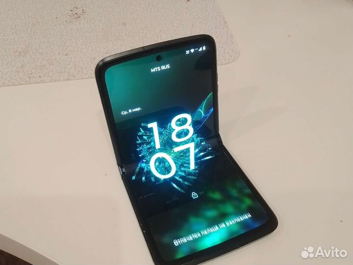 Продам смартфон-раскладушка Motorola razr 2022