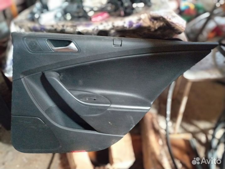Обшивка двери со шторкой Passat B6 правая задняя