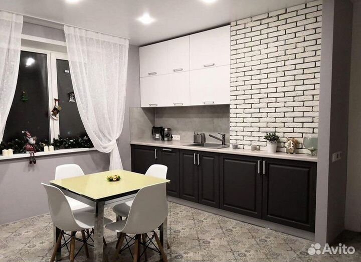 Уютный кухонный гарнитур в современном стиле