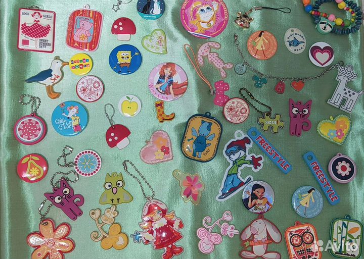 Значки и брелки резинки заколки детские пакетом