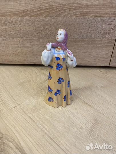 Статуэтка танцующая девушка