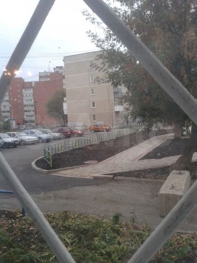 Доля в 2-к. квартире, 41,5 м², 1/4 эт.