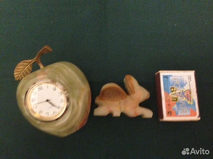 Два фужера, часы и статуэтка оникс