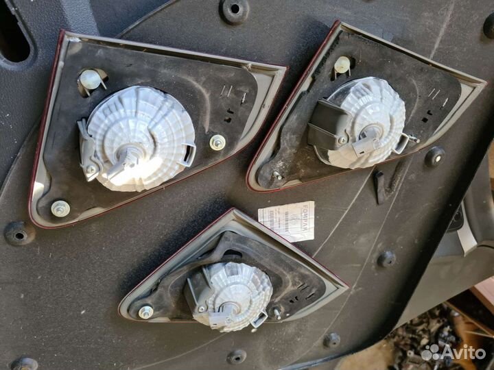 Фонарь в крышку багажника Toyota Corolla e150 2008