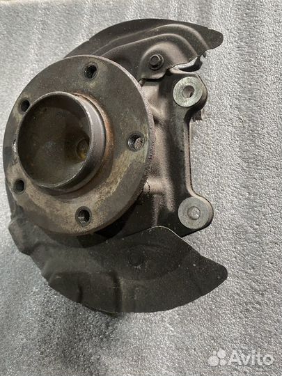 Передний левый кулак BMW 3 e90