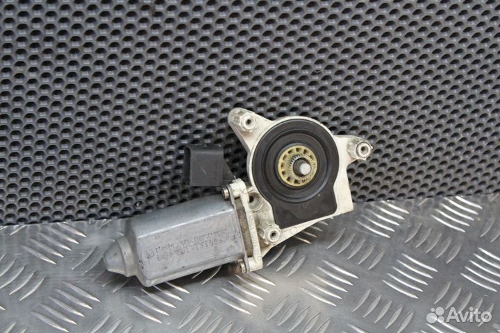 Моторчик стеклоподъемника водительского Passat B5