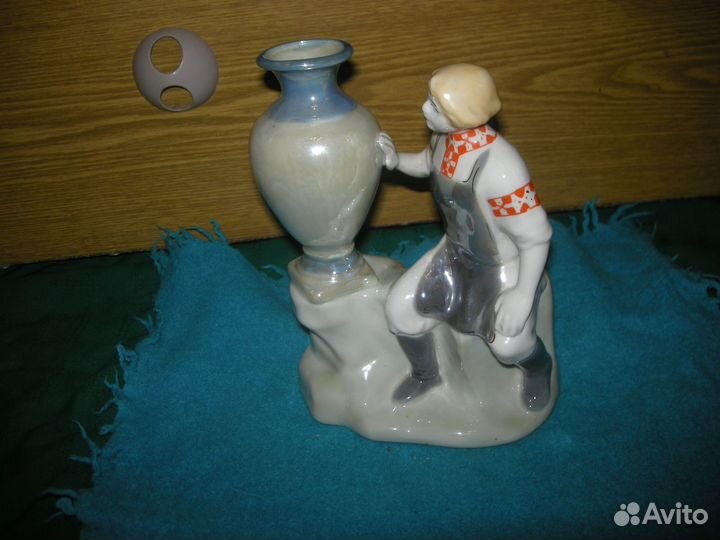 Фарфоровая статуэтка Данила мастер с вазой Сысерть