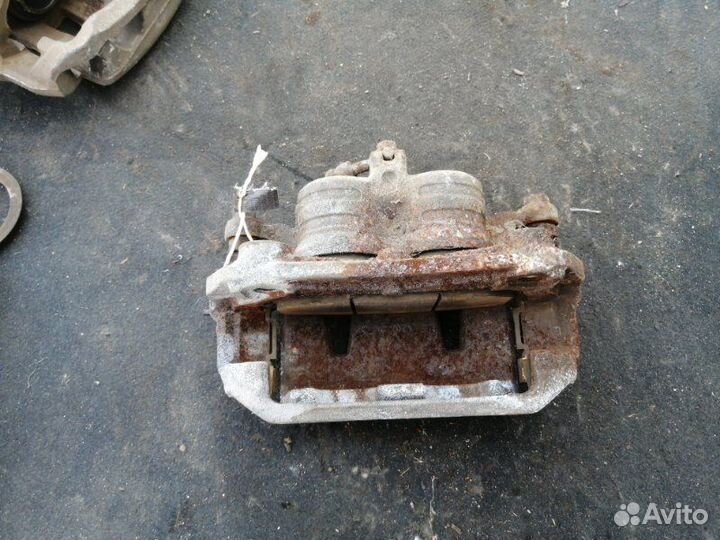 Суппорт передний левый Nissan Serena C25 MR20