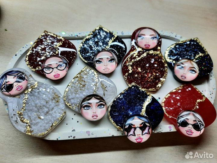 Брошь матрешка