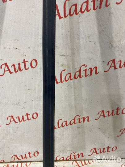 Уплотнитель стекла передний левый Volkswagen Polo