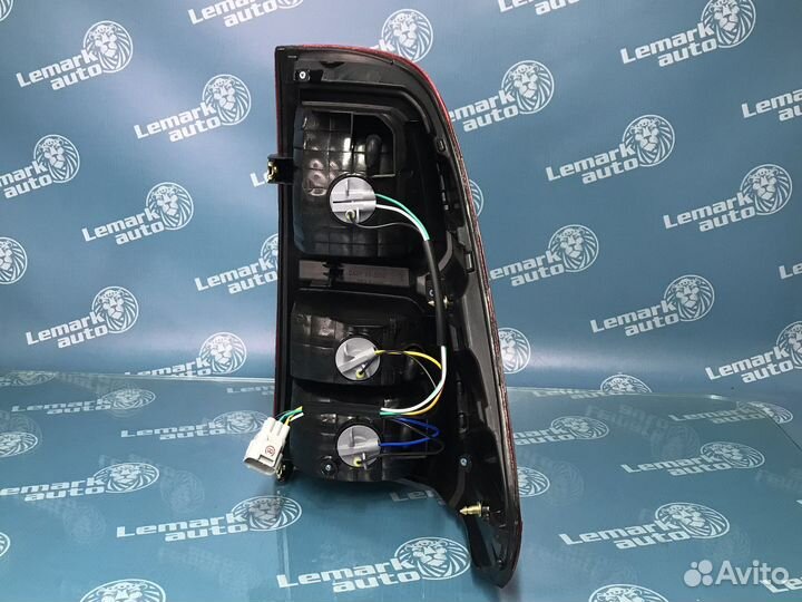 Фонарь задний левый Toyota Hilux