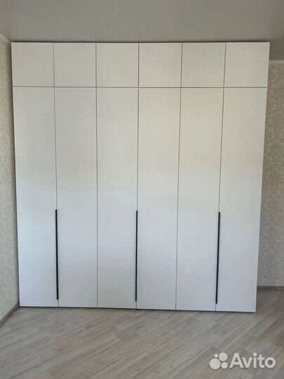 Шкаф белый/ ширина 320 см, высота 260 см