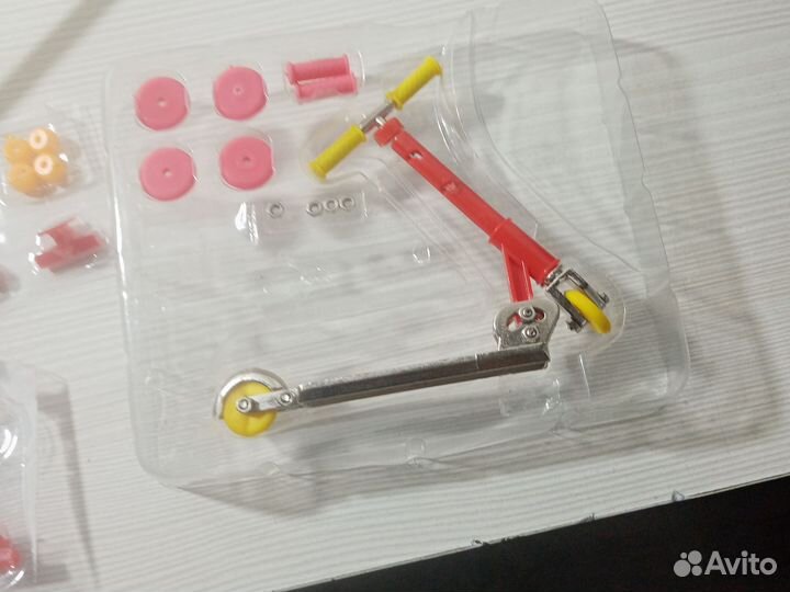 Скейты и самокат срампой и трамплином