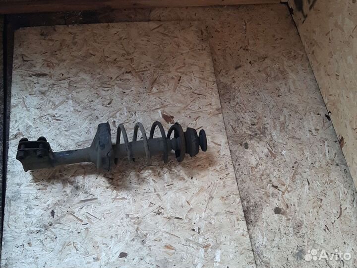 Передняя правая стойки рено кангу1