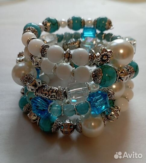 Браслет из бусин на жёсткой основе