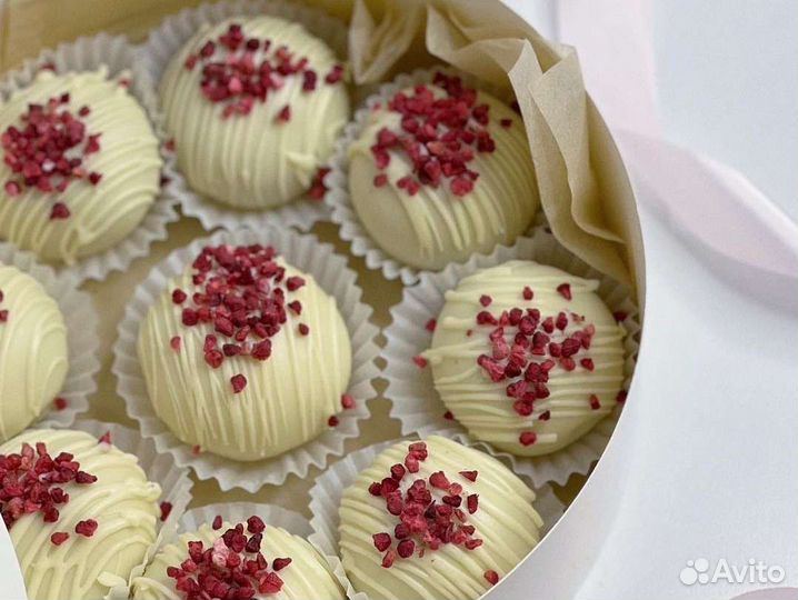 Цветы в коробке со сладостями