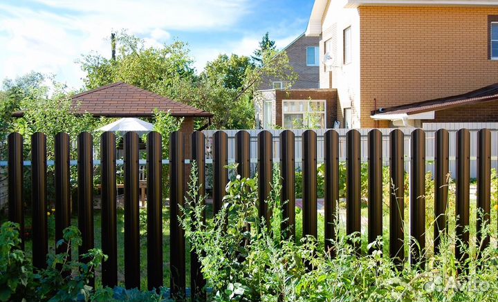 Забор из евроштакетника для дома качественно