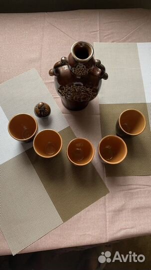 Глиняный кувшин со стаканами