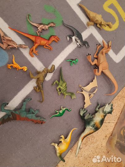 Набор игрушечных динозавров