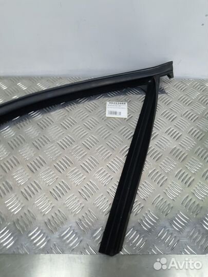 Б/У Уплотнитель стекла двери передней левой вер