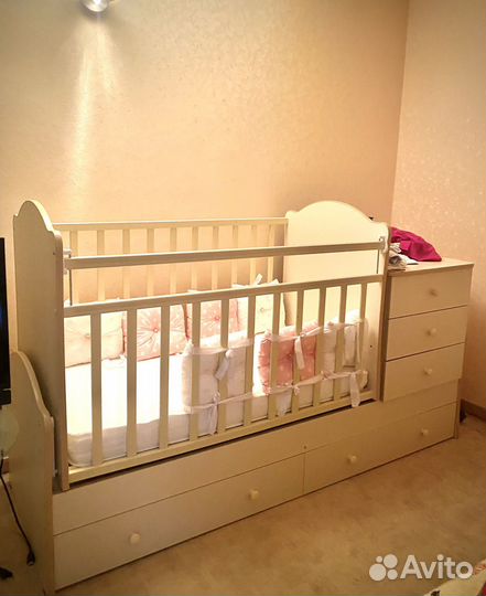 Детская кровать с маятником,комодом,матрац