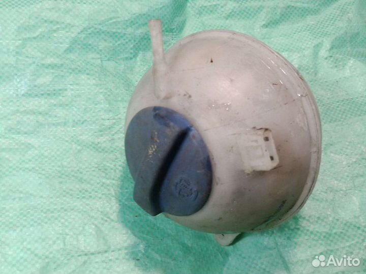 Расширительный бачок Volkswagen Passat B3