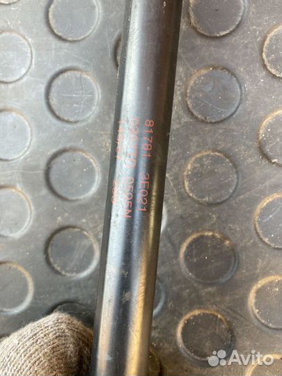 Амортизатор крышки багажника правый Kia Sorento 1