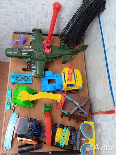 Детские игрушки, машинки, самолёт, рельсы, маска