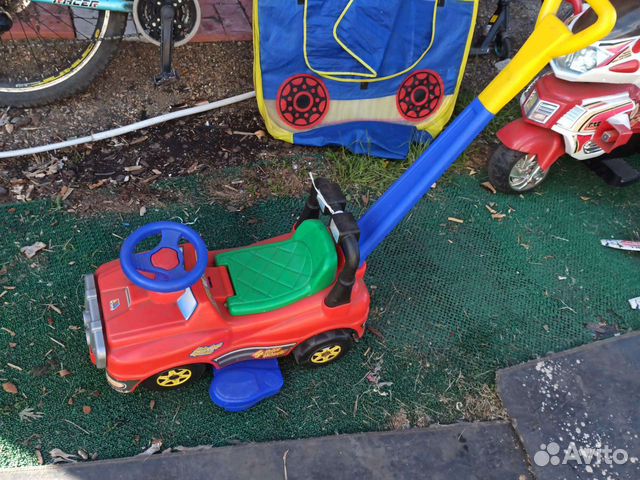 Детская машинка каталка с ручкой бу