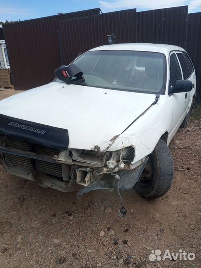 Toyota Corolla 1.5 МТ, 2000, битый, 170 000 км