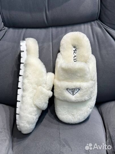 Шлепанцы меховые prada