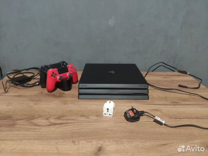 PS4 Pro + 2 Джойстика и зарядка к ним