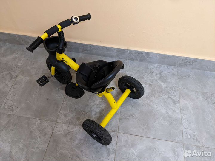 Трёхколёсный велосипед с ручкой Capella