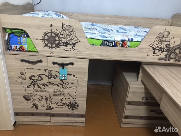 Кровать чердак со столом и шкафом б/у