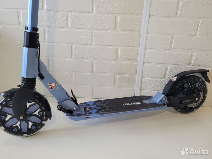 Городской самокат с ручным дисковым тормозом
