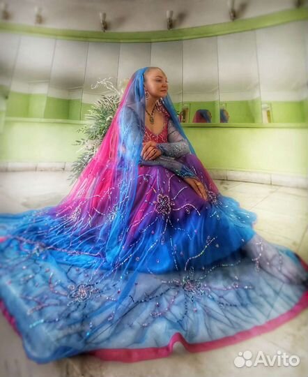 Ведущая на праздник