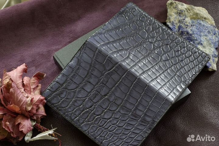 Кожаная обложка на паспорт из кожи крокодила