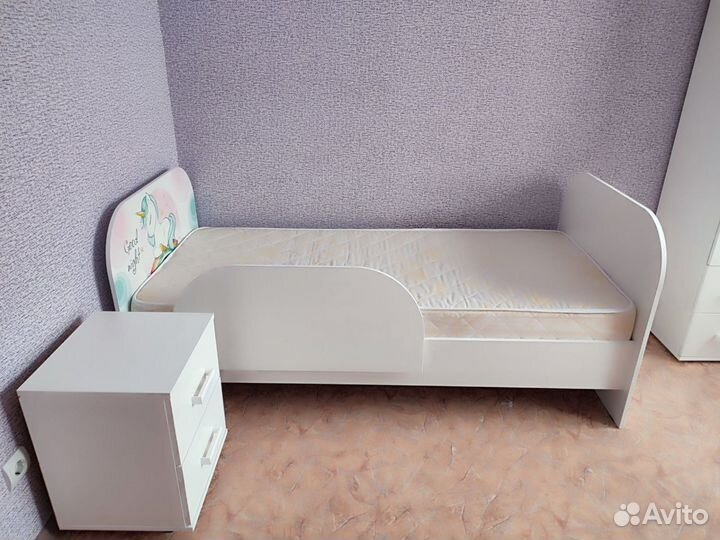 Детская кровать, прикроватная тумба и шкаф