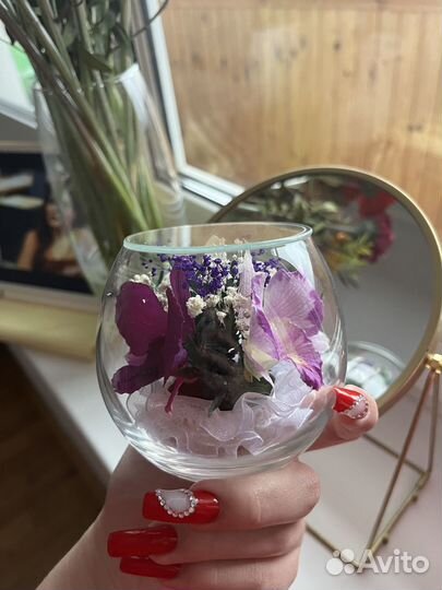 Живой цветок в стекле