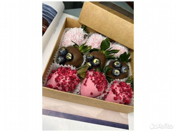 Цветы с клубникой в бельгийском шоколаде KLL-7947