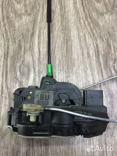 Замок двери задний левый Opel Astra J хетчбэк 5-ти