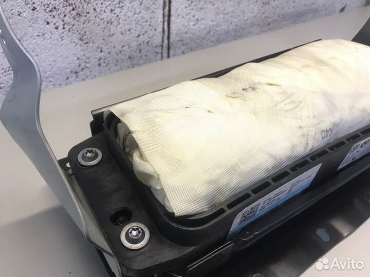 Подушка безопасности в торпедо Volkswagen Golf 6