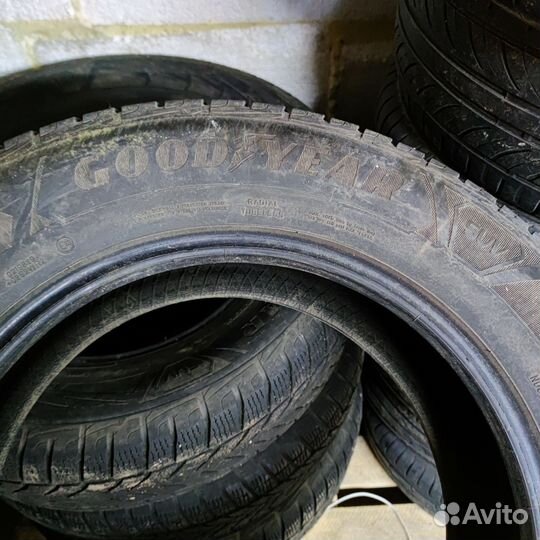 Goodyear UltraGrip SUV 235/65 R17