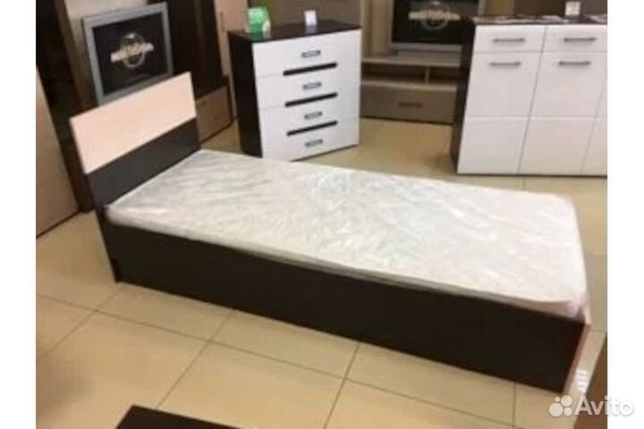 Кровать с матрасом новая