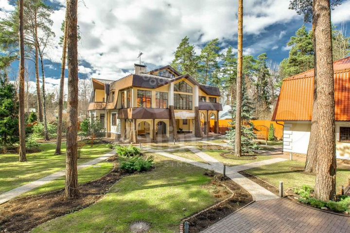 Дом 950 м² на участке 36,5 сот.