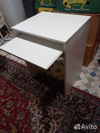 Компьютерный стол белый